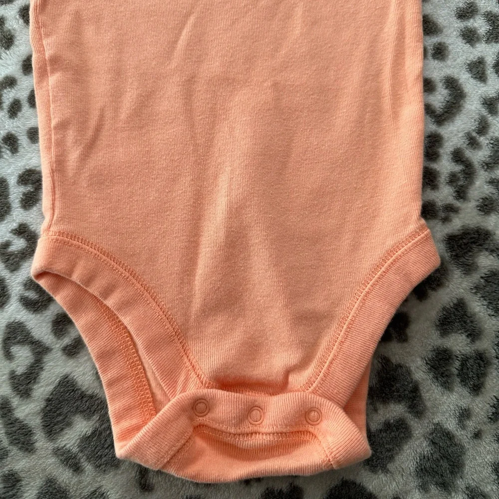 2006 Old Navy Short Sleeve Bodysuit Onesie in Peach Orange Size 6-12 months